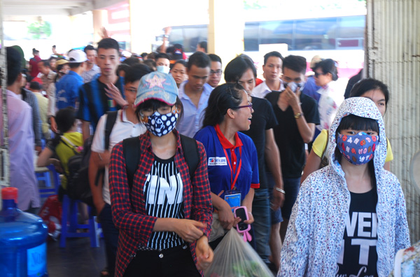 Sinh viên tình nguyện đội nắng hỗ trợ thí sinh ảnh 2